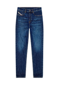 Blaue Jeans aus Denim mit verblasster Textur, Fünf-Taschen-Stil, Knopfverschluss und geradem Beinschnitt auf weißem Hintergrund.