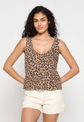 Leopardenmuster-Tanktops aus leichtem Stoff; verfügt über einen tiefen V-Ausschnitt und einen lockeren Schnitt. Kombiniert mit cremefarbenen Shorts.