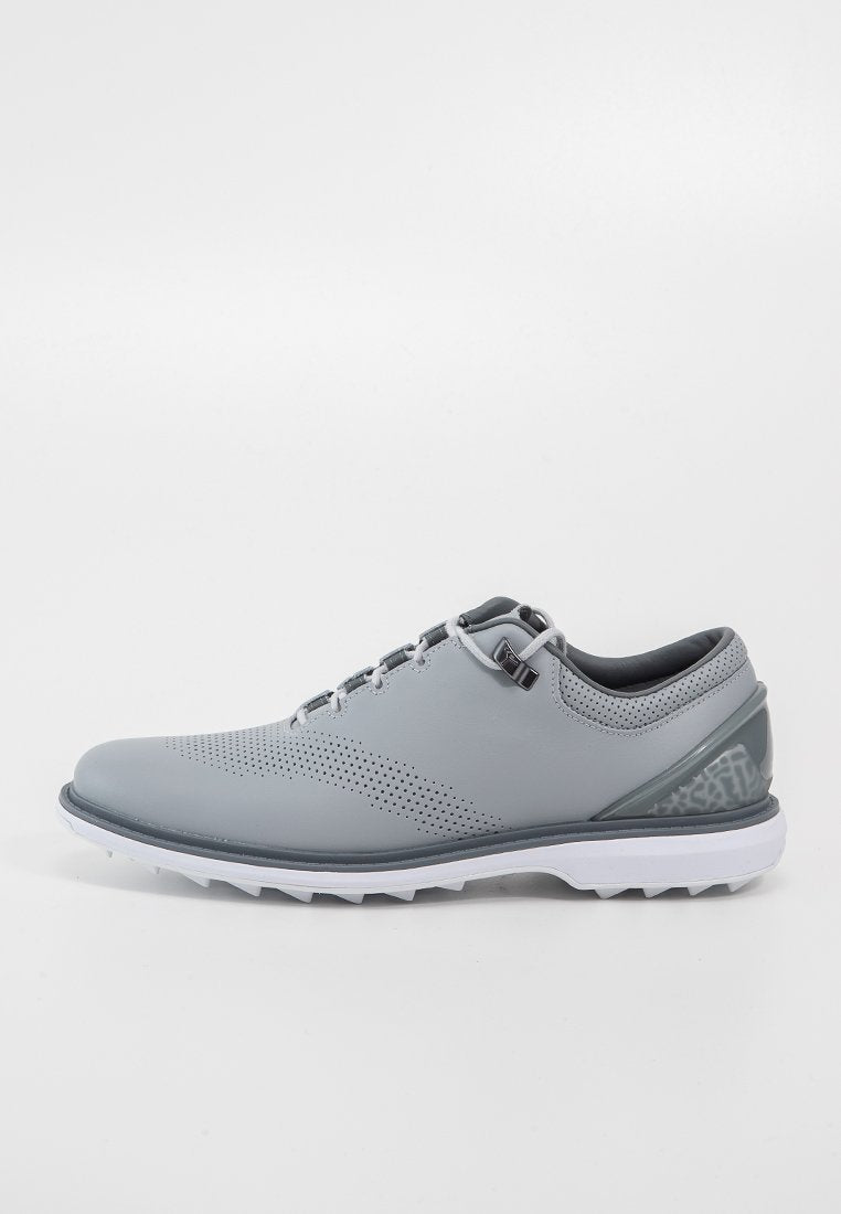 Herren Golfschuh, graues synthetisches Obermaterial mit Perforationen, weiße Zwischensohle und strukturierte graue Fersenkappe. Mit schwarzen Schnürsenkeln und Ösen.