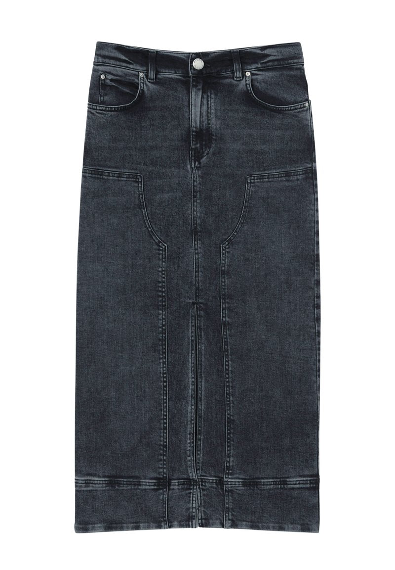 Dunkelgrauer Denim-Bleistiftrock mit einer taillierten Silhouette. Er verfügt über zwei Fronttaschen, eine Naht vorne und einen stabilen Saum. Das Material hat eine leicht strukturierte Oberfläche.
