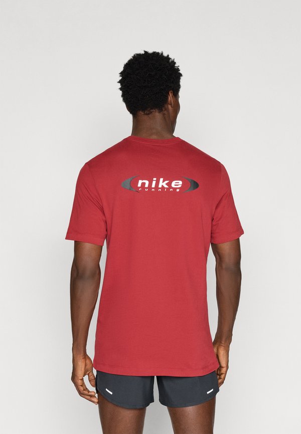 Nike Performance TEE RETRO RUN - Sports T-shirt - team crimson
