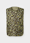Gepolsterte Weste mit einem grünen und braunen Leopardenmuster, Rundhalsausschnitt, Druckknopfverschluss und zwei Vordertaschen.
