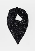 Schwarzes, dreieckiges Halstuch mit weißen Punkten und kleinen reflektierenden Nieten, versehen mit einem rechteckigen "PINKO"-Label.