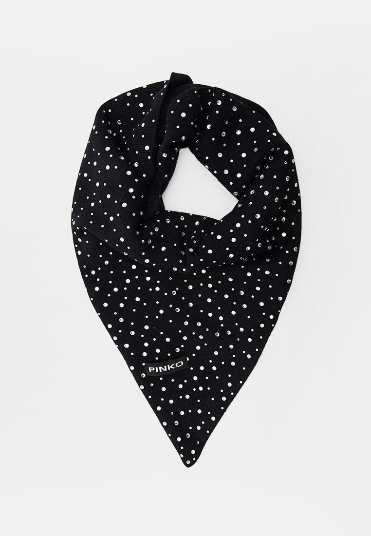 Schwarzes, dreieckiges Halstuch mit weißen Punkten und kleinen reflektierenden Nieten, versehen mit einem rechteckigen "PINKO"-Label.