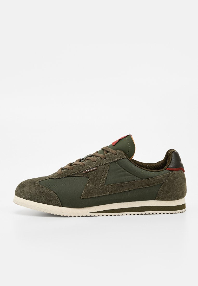 Low-Top-Sneaker in Olivgrün mit Wildlederakzenten, Schnürverschluss und weißer Gummisohle mit geriffeltem Muster.