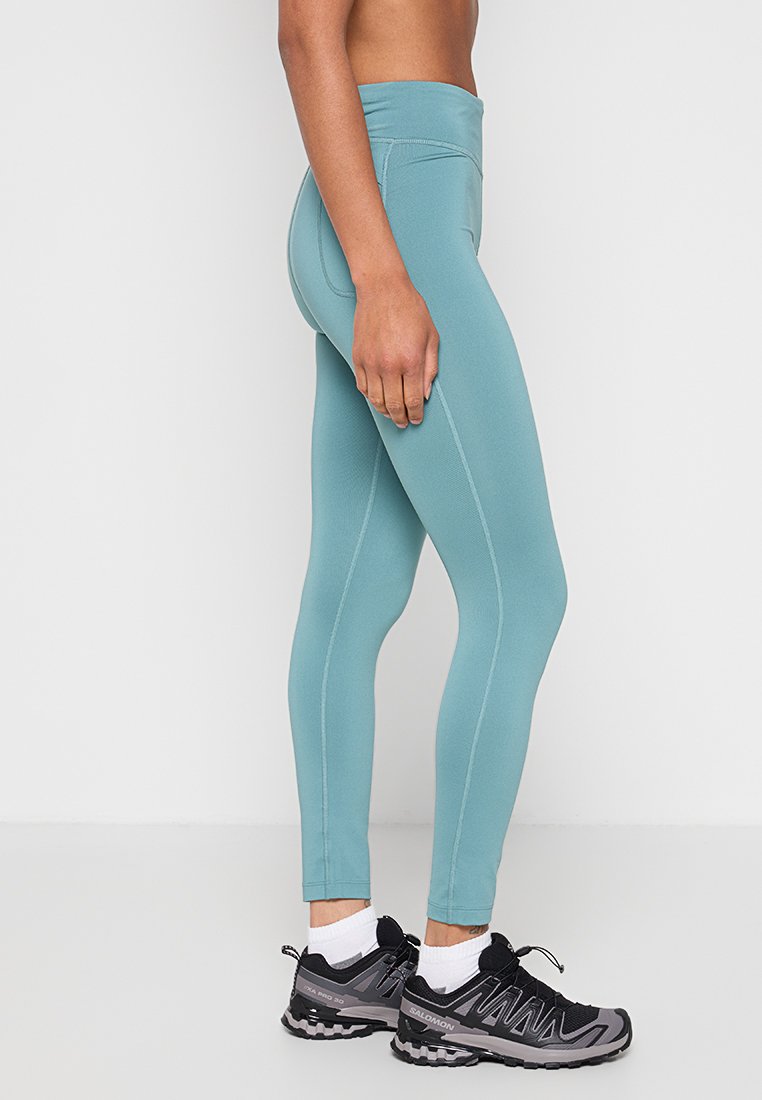 ODLO ESSENTIAL