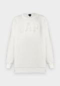 Weißes Fleecepullover mit Rundhalsausschnitt, mit geprägtem "GAP"-Logo in Beige. Lange Ärmel mit gerippten Bündchen und Saum. Weiche Textur.
