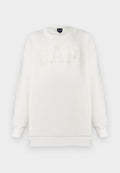 Weißes Fleecepullover mit Rundhalsausschnitt, mit geprägtem "GAP"-Logo in Beige. Lange Ärmel mit gerippten Bündchen und Saum. Weiche Textur.