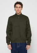 Dunkelgrüne, leichte Jacke mit hohem Kragen, Reißverschluss und seitlichen Taschen. Verfügt über gerippte Ärmelbündchen und einen gerafften elastischen Saum.