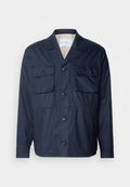 Marineblau, leichte Jacke mit zwei Fronttaschen, Knopfverschluss und gestreifter Innenverkleidung. Sie verfügt über einen klassischen Kragen und eine entspannte Passform.