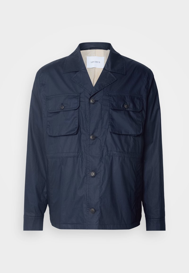 Marineblau, leichte Jacke mit zwei Fronttaschen, Knopfverschluss und gestreifter Innenverkleidung. Sie verfügt über einen klassischen Kragen und eine entspannte Passform.