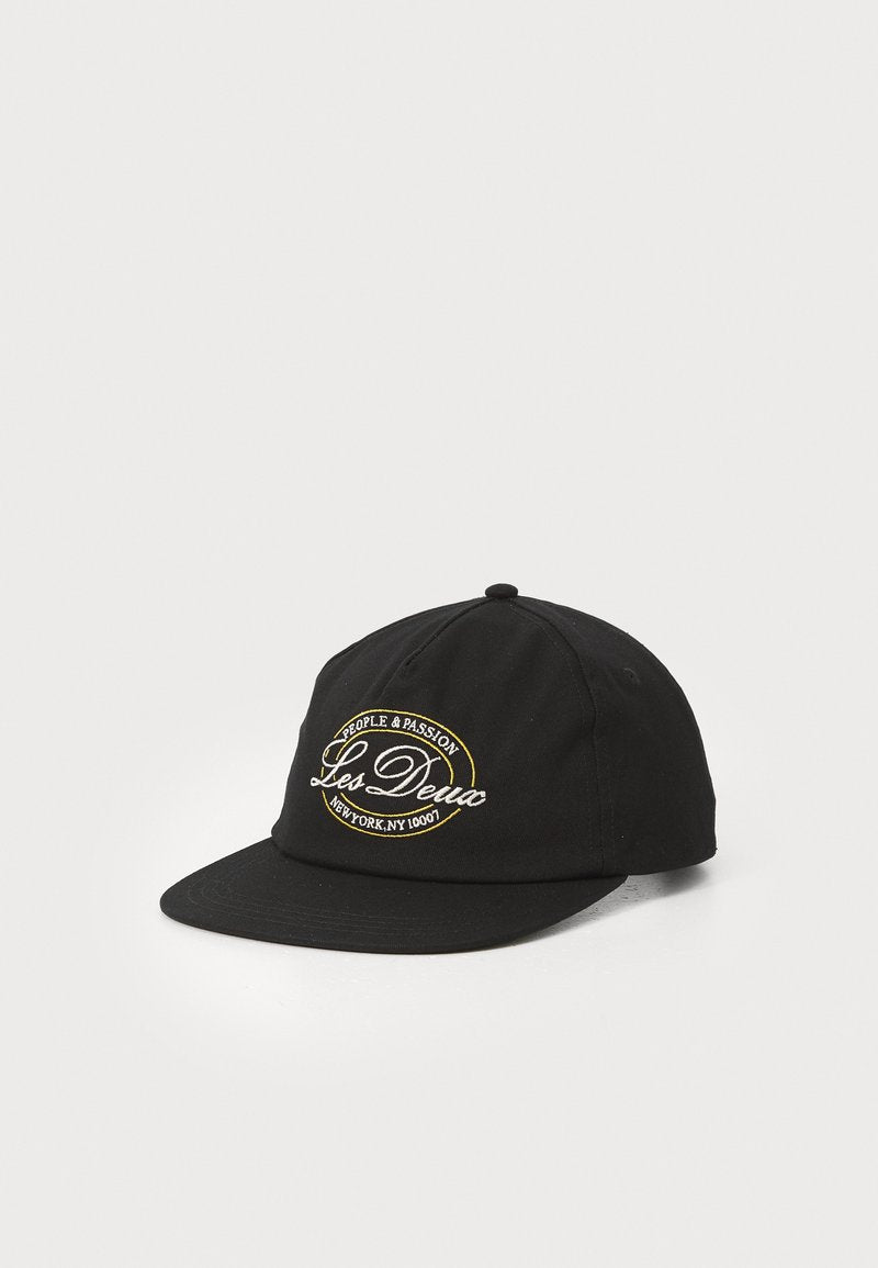 Schwarze Kappe mit gebogenem Schirm, aus Baumwolle. Auf der Vorderseite befindet sich ein Logo mit weißem und goldenem Text innerhalb eines ovalen Designs.