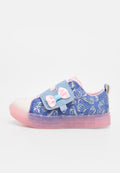 Kindersneaker mit pinkfarbener transparenter Sohle, blauem Textilobermaterial mit Schmetterlingsmotiven, glitzernder Zehenkappe und blauem Glitzerriemen mit rosa Schleife.