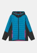Gefütterte Jacke mit einem leuchtend blauen Oberteil, schwarzen Ärmeln und pinken Reißverschlussakzenten. Enthält eine Kapuze und Seitentaschen. Texturiertes Design.