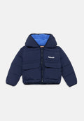 Dunkelblaue Steppjacke mit Kapuze, ausgestattet mit einem blauen Innenfutter, zwei vorderen Taschen und einem zentralen Reißverschluss. Timberland-Logo vorhanden.