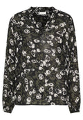 Blumige Bluse mit schwarzem Hintergrund und weißen sowie grünen Blumen, langen Ärmeln und V-Ausschnitt. Hergestellt aus leichtem, transparentem Stoff.