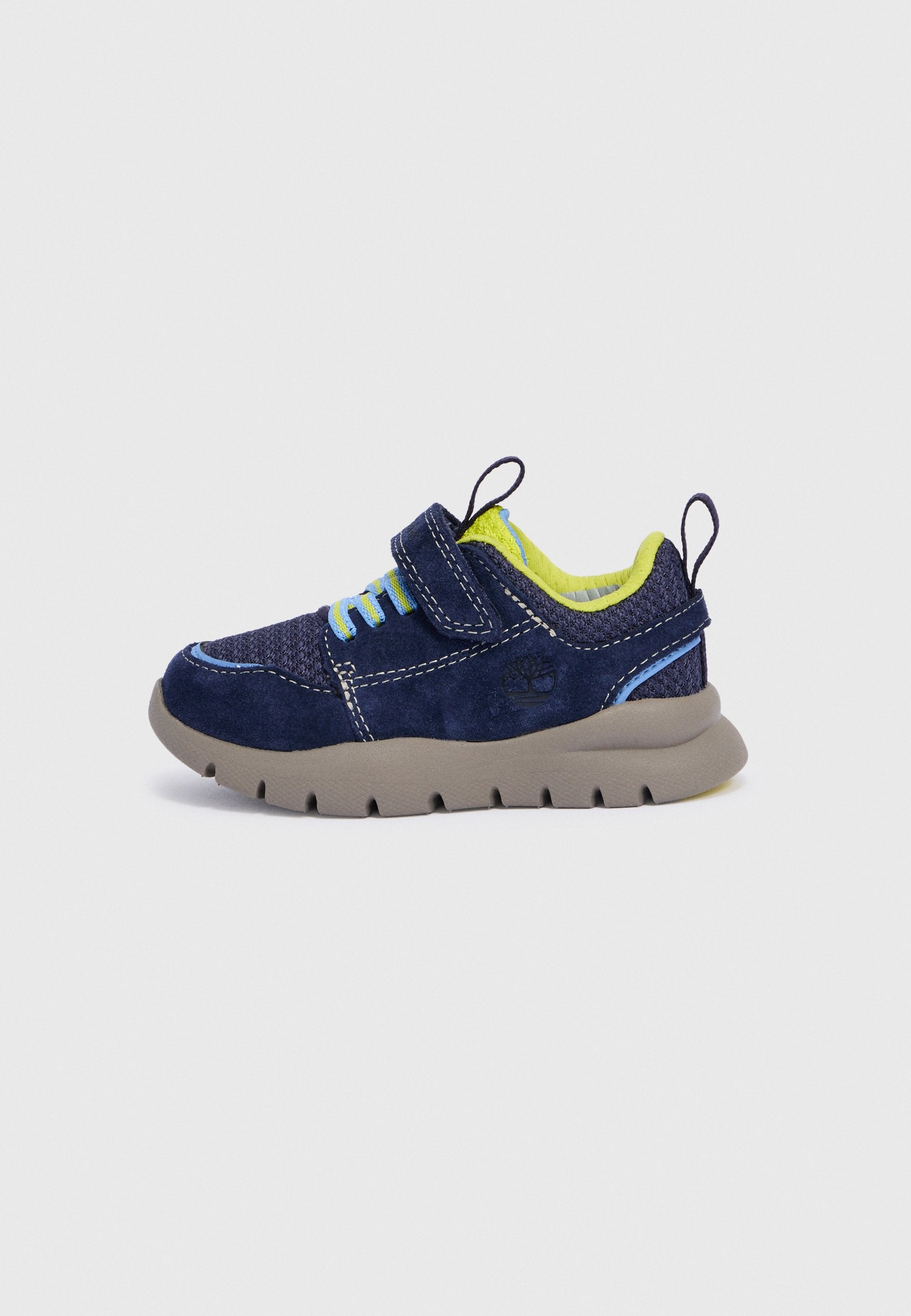 Blauer Wildlederschuh mit einer Oberseite aus strukturiertem Stoff, neongrüner Innenausstattung, elastischen Schnürsenkeln und einer Gummisohle mit Wellenmuster.