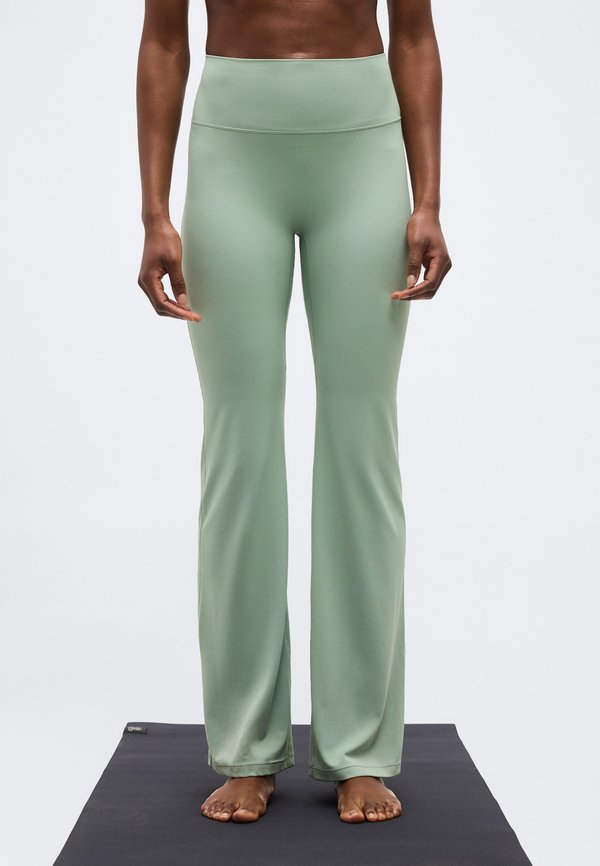 Nike Performance ZENVY FLARE - Leggings - steam/white