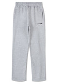 Graue Sweatpants aus einem Baumwollmischgewebe, mit einem elastischen Bund, seitlichen Taschen und einem schwarzen Logodetail am linken Oberschenkel.