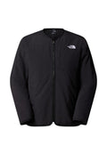Schwarze isolierte Jacke mit rundem Halsausschnitt, Frontreißverschluss und dem weißen The North Face-Logo auf der oberen linken Brust. Schlichte Textur.