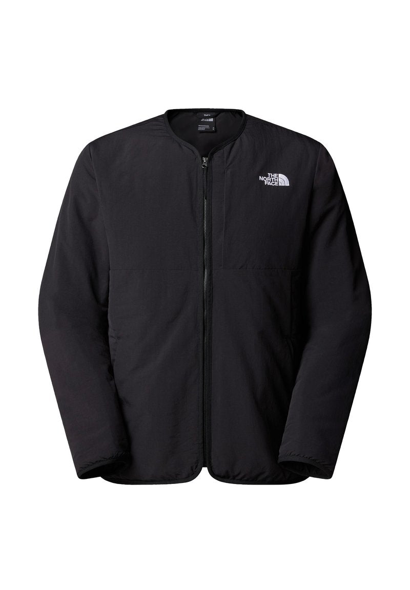Schwarze isolierte Jacke mit rundem Halsausschnitt, Frontreißverschluss und dem weißen The North Face-Logo auf der oberen linken Brust. Schlichte Textur.