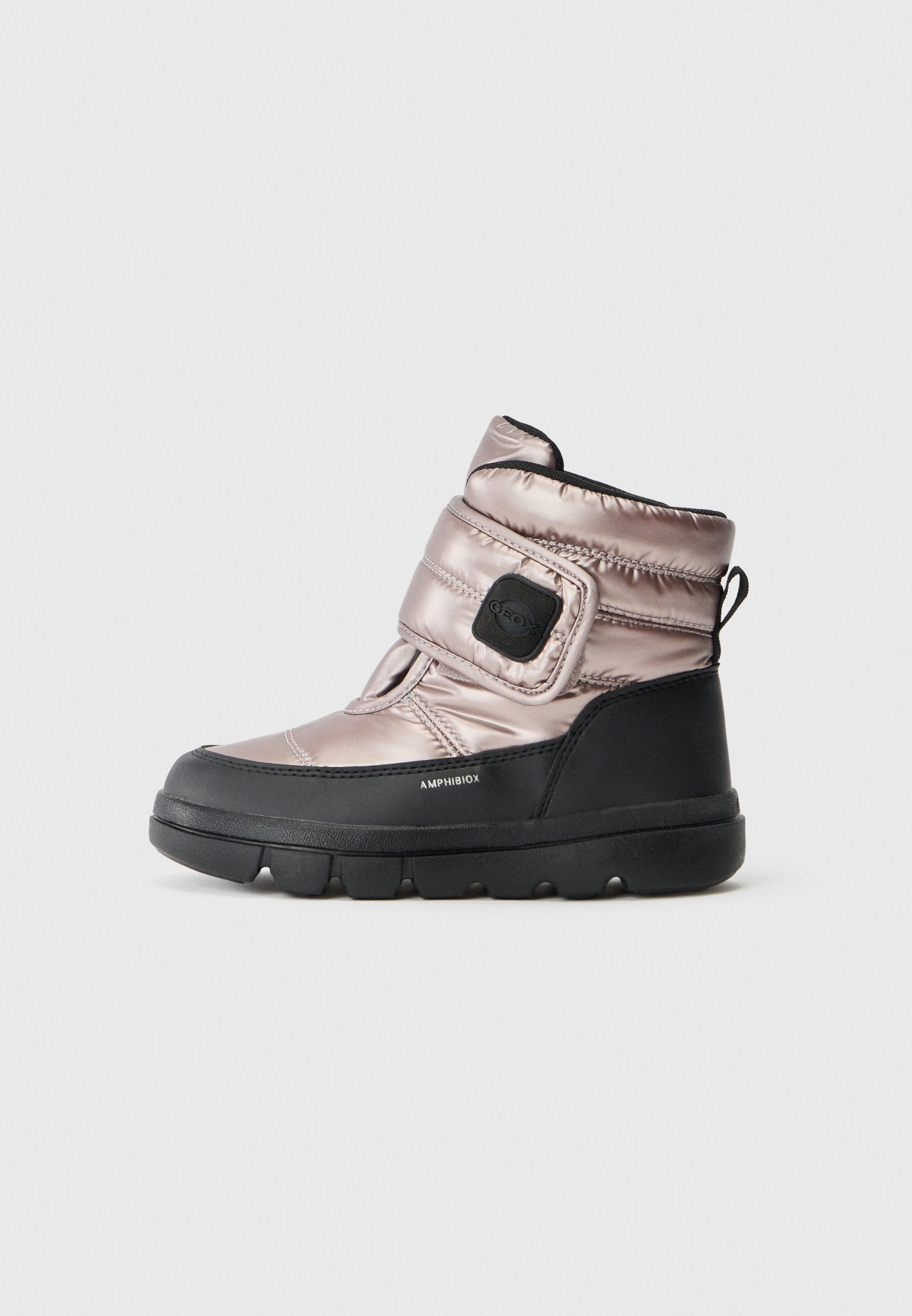 Metallische pinke und schwarze Winterstiefel für Kinder mit Klettverschluss, dicker Gummisohle und einem "Amphibiox" wasserdichten Etikett an der Seite.