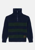 Marineblauer Strickpullover mit grünen horizontalen Streifen, hohem Kragen und halbem Reißverschluss. Mit gerippten Bündchen und Saum sowie einem kleinen Logo-Aufnäher.
