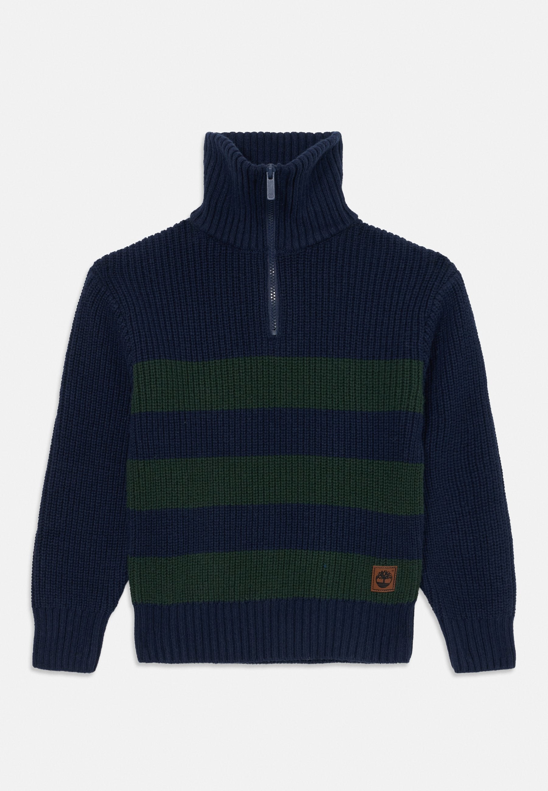 Marineblauer Strickpullover mit grünen horizontalen Streifen, hohem Kragen und halbem Reißverschluss. Mit gerippten Bündchen und Saum sowie einem kleinen Logo-Aufnäher.