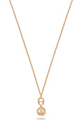 Halskette aus Roségold mit einem runden Anhänger, der einen Charm und Edelsteinakzente aufweist, aufgehängt an einer zarten Kette mit gedrehtem Design.
