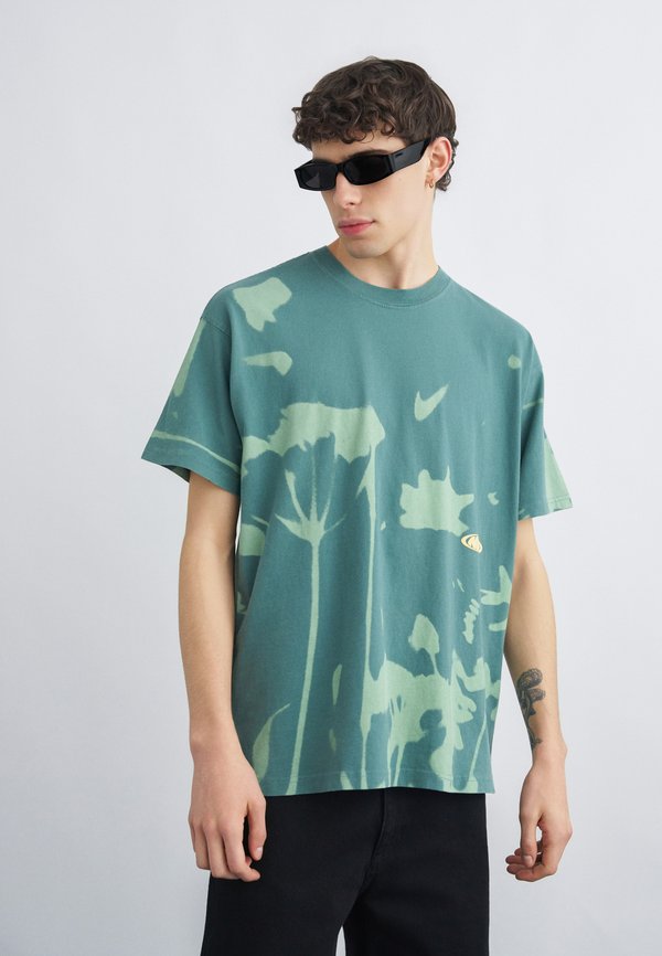 Nike Sportswear TEE FLORAL - Print T-shirt - mineral slate/steam