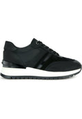 Schwarze Sneaker mit einem glatten Lederoberteil und Wildlederakzenten, dünnen schwarzen Streifen und einer weißen Zwischensohle mit einer strukturierten Gummisohle.