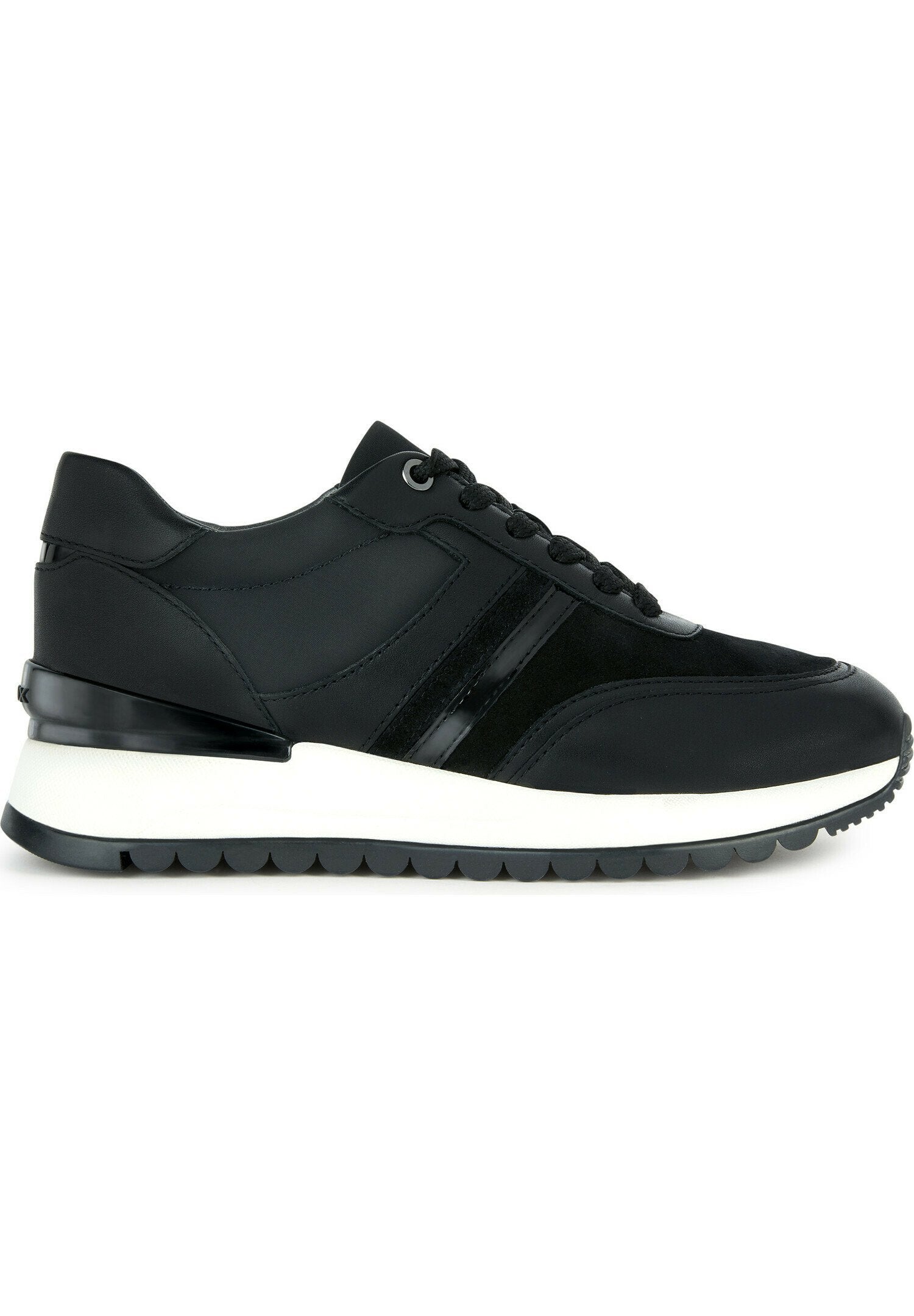Schwarze Sneaker mit einem glatten Lederoberteil und Wildlederakzenten, dünnen schwarzen Streifen und einer weißen Zwischensohle mit einer strukturierten Gummisohle.