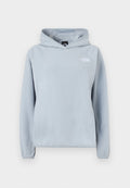 Hellblauer Fleecepullover mit Kapuze, Vordertasche, verstellbarer Kapuze und gerippten Bündchen. Mit kleinem weißem Logo auf der linken Brust.