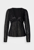 Schwarze Bluse mit langen Ärmeln, V-Ausschnitt und floralem Muster. Hergestellt aus transparenter Stoff mit dezentem Schimmer; verfügt über eine taillierte Passform und eine Knopfverschluss.