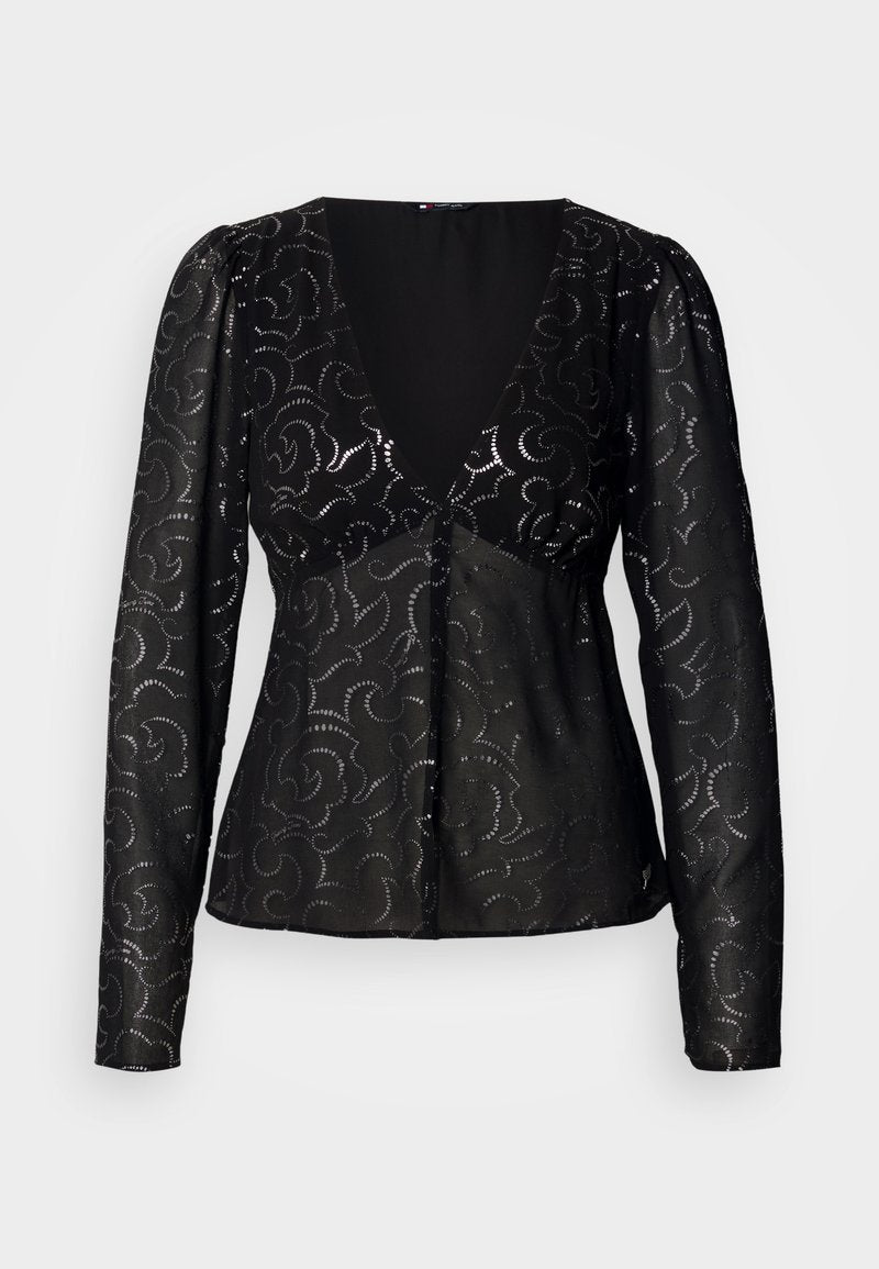 Schwarze Bluse mit langen Ärmeln, V-Ausschnitt und floralem Muster. Hergestellt aus transparenter Stoff mit dezentem Schimmer; verfügt über eine taillierte Passform und eine Knopfverschluss.