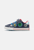 Dunkelblaue Canvas-Sneaker mit roten Akzenten, Klettverschluss und runden Charakter-Patches (Iron Man, Hulk, Captain America) an der Seite.