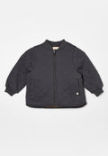 Gepolsterte schwarze Bomberjacke mit geripptem Kragen und Manschetten. Verfügt über einen durchgehenden Reißverschluss und seitliche Taschen mit dezenten Nähten.