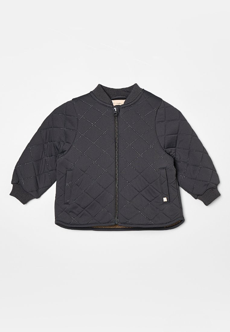 Gepolsterte schwarze Bomberjacke mit geripptem Kragen und Manschetten. Verfügt über einen durchgehenden Reißverschluss und seitliche Taschen mit dezenten Nähten.