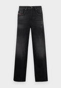Schwarze Jeans aus Denim mit geradem Bein, ausgestattet mit fünf Taschen, dezentem Verblassen und einem getragenen Look. Sichtbare Metallbeschläge und Nahtdetails.