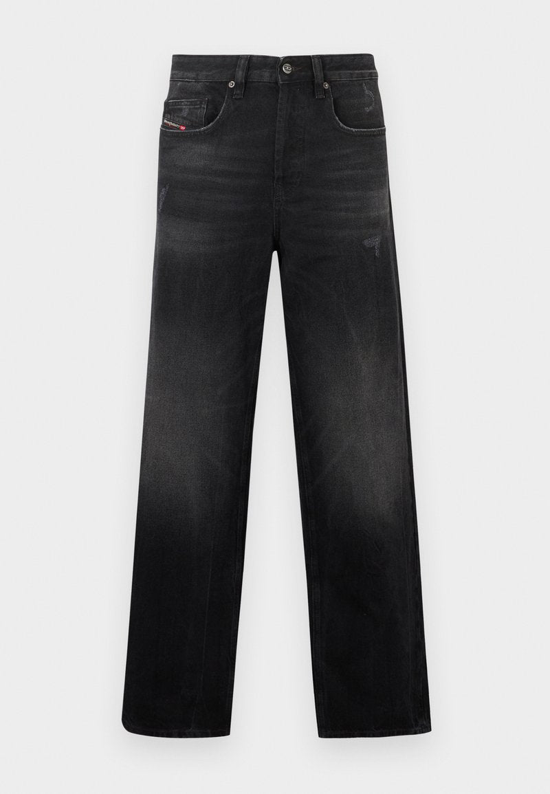 Schwarze Jeans aus Denim mit geradem Bein, ausgestattet mit fünf Taschen, dezentem Verblassen und einem getragenen Look. Sichtbare Metallbeschläge und Nahtdetails.