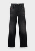 Schwarze Jeans aus Denim mit geradem Bein, ausgestattet mit fünf Taschen, dezentem Verblassen und einem getragenen Look. Sichtbare Metallbeschläge und Nahtdetails.