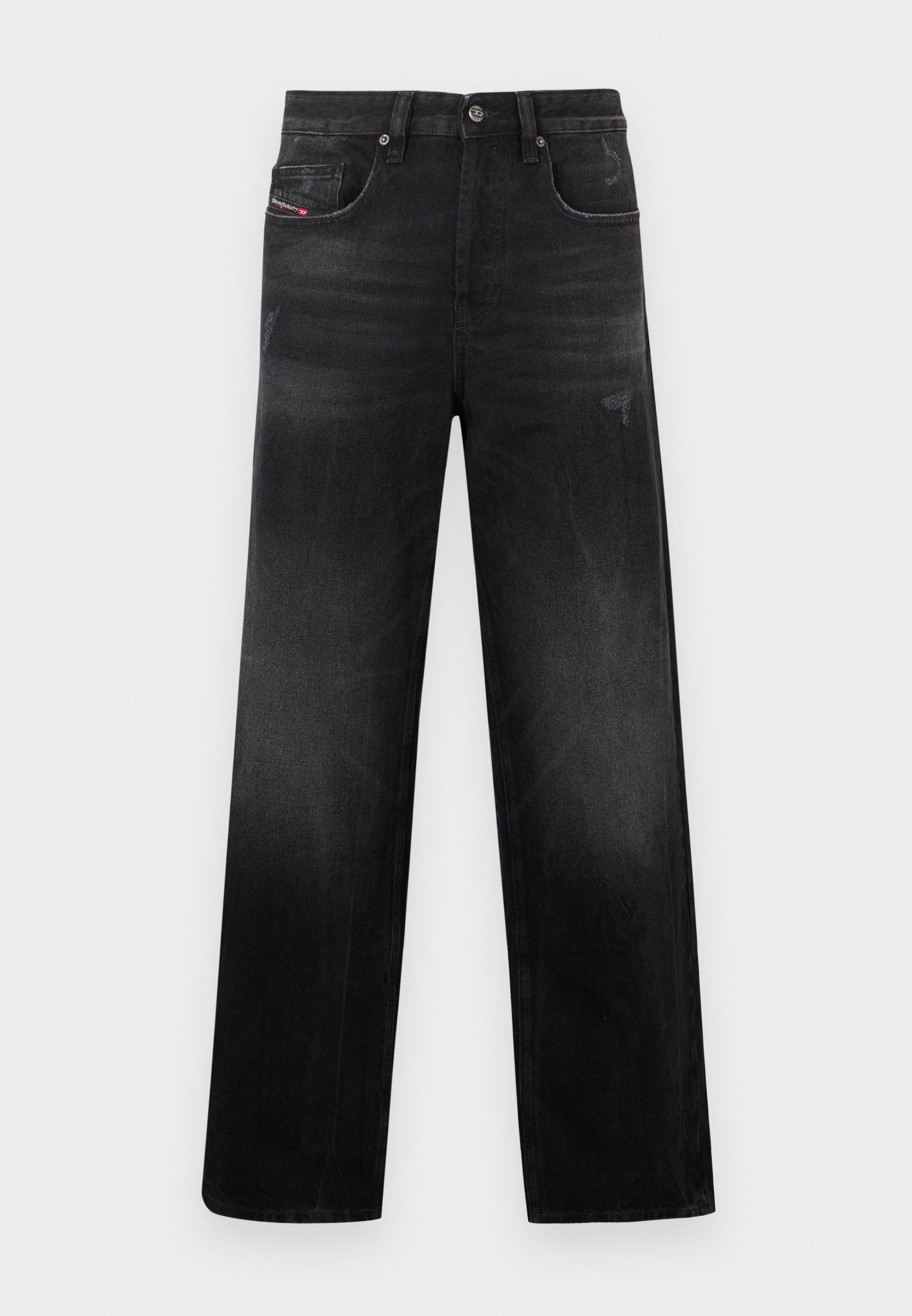 Schwarze Jeans aus Denim mit geradem Bein, ausgestattet mit fünf Taschen, dezentem Verblassen und einem getragenen Look. Sichtbare Metallbeschläge und Nahtdetails.