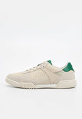 Beige Sneaker aus Wildleder und Leder mit grünen Akzenten, abgerundeter Form, perforiertem Design und mehrfarbigen Streifen an der Ferse. Gummisohle.