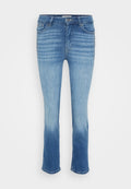 Denim-Jeans in einem hellblauen Farbverlauf, mit einem klassischen Fünf-Taschen-Design, geraden Beinen und einer leicht ausgebleichten Textur am Saum.