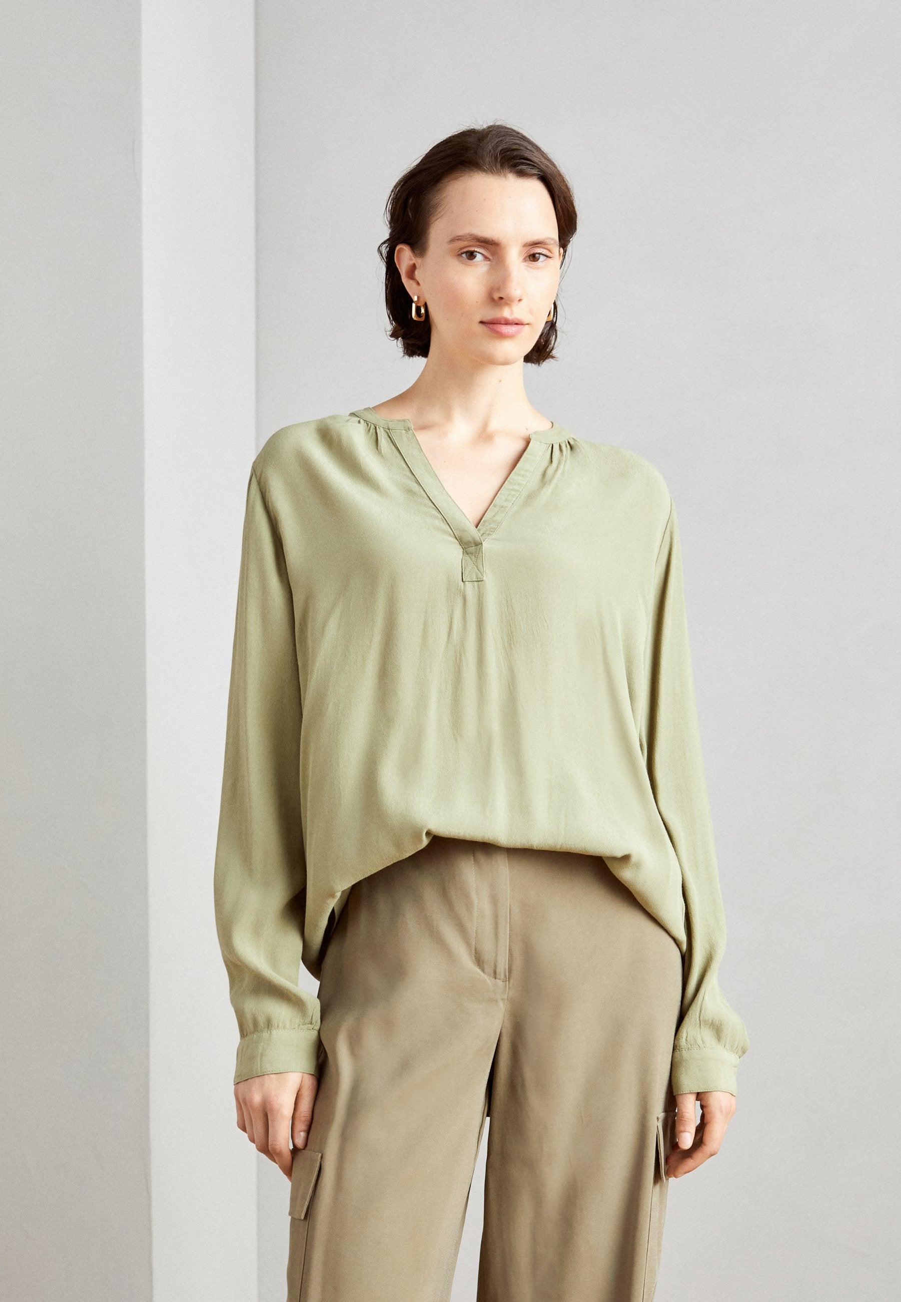 BLOUSE Media 3