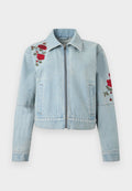 Hellblaue Jeansjacke mit Frontreißverschluss, roter Rosenstickerei auf der linken Schulter und dem rechten Ärmel sowie zwei Fronttaschen.