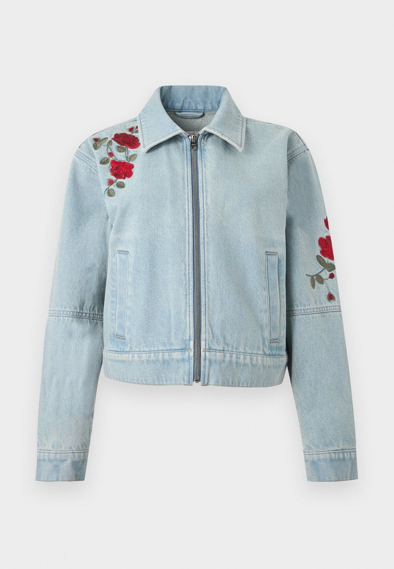Hellblaue Jeansjacke mit Frontreißverschluss, roter Rosenstickerei auf der linken Schulter und dem rechten Ärmel sowie zwei Fronttaschen.