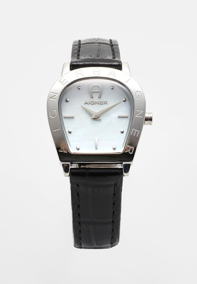 Silberne Aigner-Armbanduhr mit weißem Zifferblatt, minimalen Stundenmarkierungen, schwarzem Lederarmband und Markenname auf Lünette und Zifferblatt eingraviert.