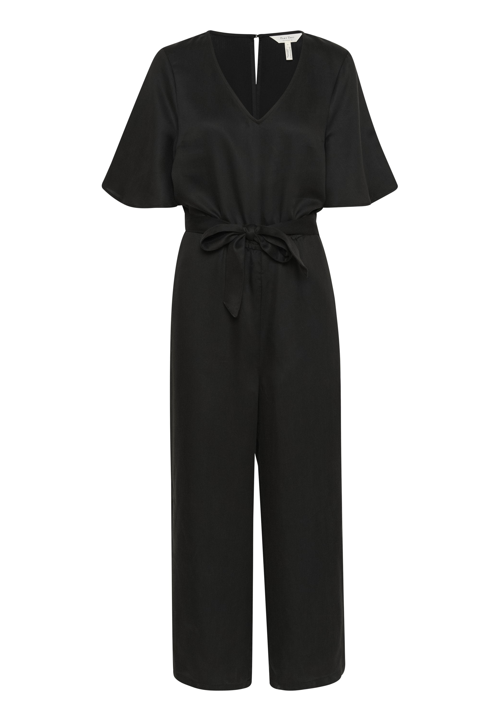 Schwarzer Jumpsuit aus glattem Stoff, mit V-Ausschnitt, kurzen Glockenärmel, Bindegürtel in der Taillenhöhe und knöchellangen weiten Beinen. Mit Reißverschluss auf der Rückseite.