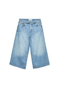 Hellblaue, weit geschnittene Jeans aus Denim. Verfügt über fünf Taschen, einen Knopfverschluss und minimale Verblassung, mit einer geraden Silhouette.